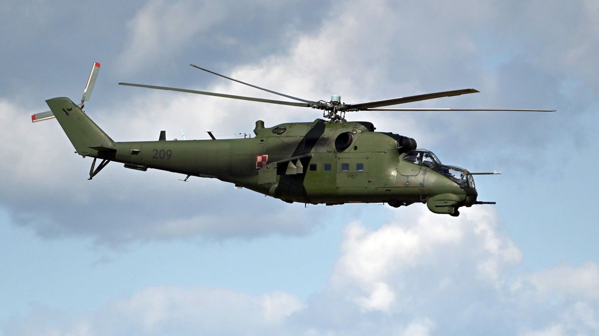 Polsko vysílá k hranici s Běloruskem bojové vrtulníky. Nebudeme váhat použít zbraně, varuje generál